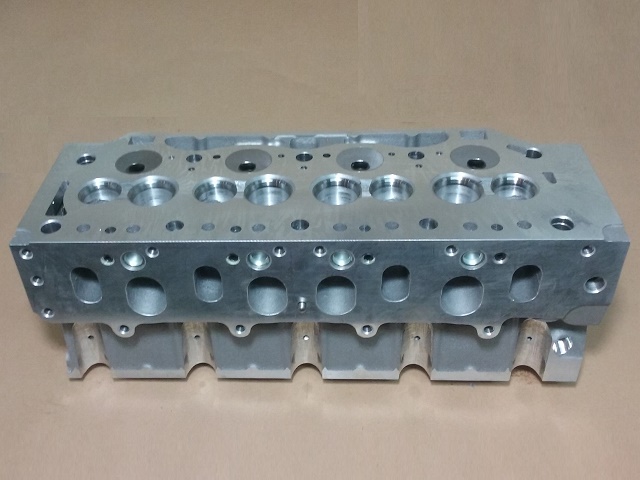TAPA DE CILINDROS RENAULT F8Q 1.9D GUIA DE BRONCE CALENTADOR VER - foto 2