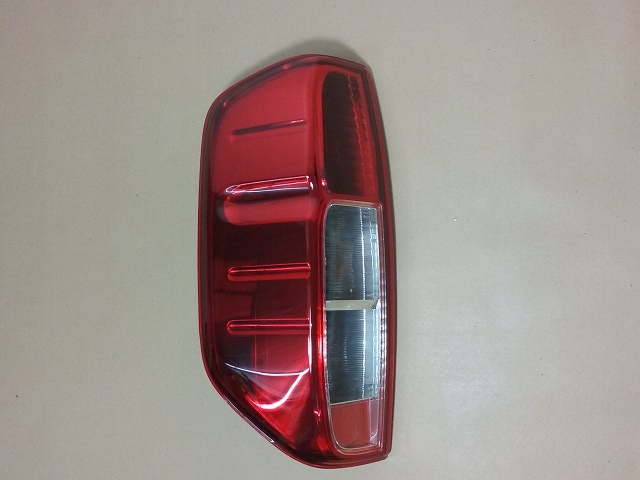 FARO TRASERO IZQ  NISSAN FRONTIER 09-15  2.5 DIESEL TURBO INT SE